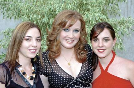 06052006 
La futura novia junto a Susana y Sofía Garza