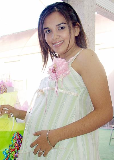 07052006
Con motivo de la próxima llegada de su bebé, Martha Patricia Luna de García recibió bonitos regalos en su fiesta de canastilla.