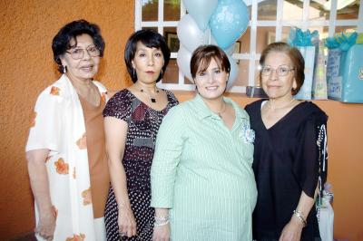 07052006 
Tensy de Salas, en compañía de las organizadoras de su fiesta de canastilla.