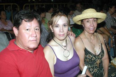 07062006 
Zeida de Chaurand, Ivette Chaurand y Vicente Triana.