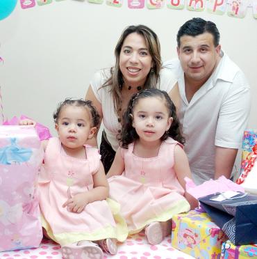 07052006 
Ana Sofía y Luciana Márquez disfrutaron de una alegre fiesta de cumpleaños, que les preparaon sus papás.