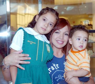 07052006
Consuelo Saeb, Monse y Arturo Hermosillo.