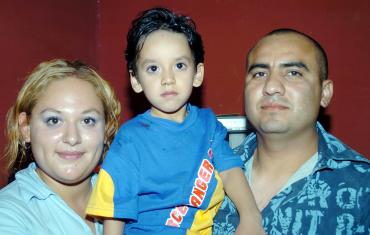 07052006 
Eduardo Salazar Martínez celebró junto a sus papás, Paola y César su cumpleaños.