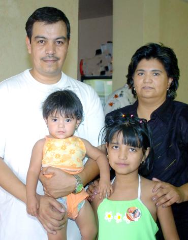 07052006 
Susana Valentina y María José Ramos Leyva fueron festejadas con una merienda por sus papás.