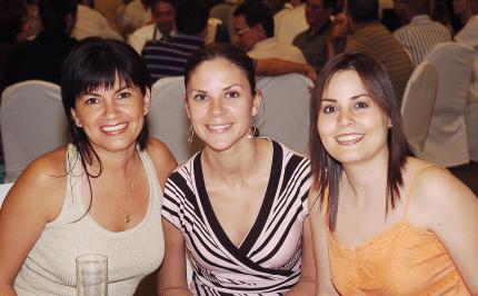 07062006 
Marcela de De la Rosa, Karla Villa y Julia de De la Rosa.