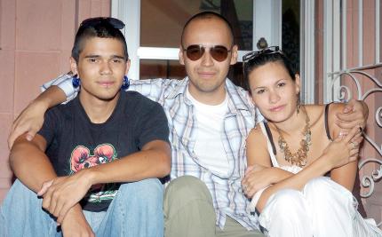 07062006 
Moisés Braham, Jesús Flores y Amira García asistieron a la muestra.