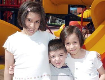 09052006 
Marina, Miriam y Emilio Toraño.