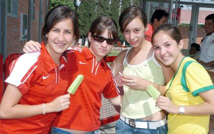 09052006 
Yola Murra, Brenda Humphrey, Laura Córdoba y Maripily Roel.