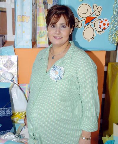 10052006 
Por el próximo nacimiento de su primer bebé, Tensy de Salas recibió bonitos detalles, en la fiesta de canastilla que se le ofreció en días pasados.
