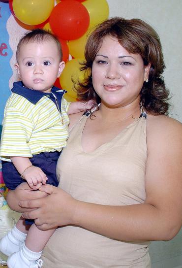 10052006 
 Dulce María Estrada con su hijo Sebastían Estrada Morán.jph