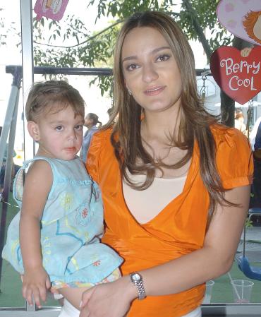 10052006 
Marlen Issa de Garnier con su hijita Marianne Garnier Issa