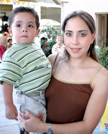 10052006
Alicia Jaime de Ruiz con su hijo Ricardo Ruiz.