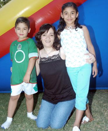 11052006 
 Mónica de León, Marisofi León y José Ramón León