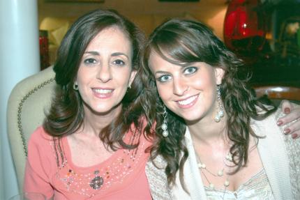10052006 
Linda de Zarzar con su hija Sofía de Zarzar de KUri