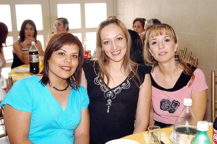 10052006 
Laura Vázquez, Maru Pasquel y Martha de Cruz.