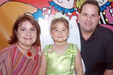09052006  
Liliana Pérez Gavilán y Roberto Reza le organizaron un divertido convivio a su hijita Anilú Reza Pérez Gavilán, con motivo de su cumpleaños
