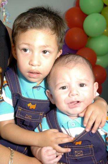 13052006 
 Andrés Jarde Fernández cumplió tres años y por tal motivo sus papás, Miguel Andrés Fernández y Gisela Flores de Fernández le organizaron una bonita piñata