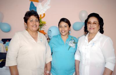 14052006 
Alfa Ruth Martínez de Lugo acompañada por María Eñena Ramírez y Rosy de Martínez, quienes le organizaron una fiesta de canastilla en honor al bebé que espera.