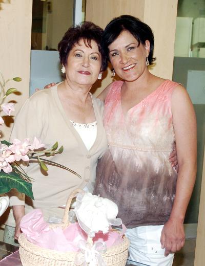 14052006 
Julia Meléndez con su mamá, Altagracia Reyes.