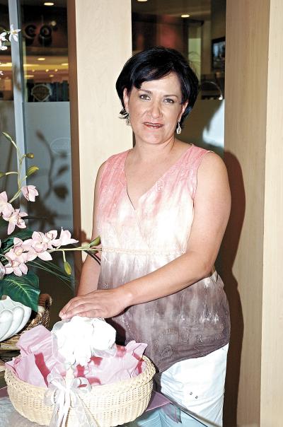14052006
Julia Meléndez de De Santiago espera el nacimiento de su primer bebé.