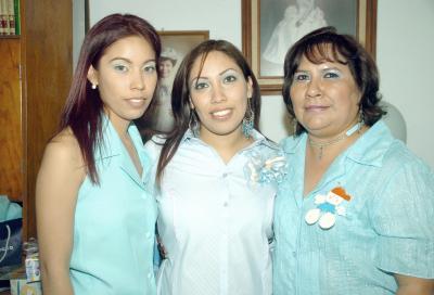 14052006 
Laura del Carmen Soto Sosa espera el nacimiento de su bebé y por ello, disfrutó de una fiesta de canastilla que le prepararon su mamá, Rosa Sosa y su hermana, Gaby.