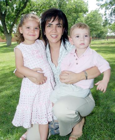 14052006 Cynthia Sleiman de Jiménez con sus hijos Marifer y Javier Jiménez Sleiman.