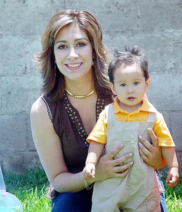 14052006 
Diego Enrique Fuentes Castañeda acompañado por su mamá, Adriana de Fuentes.