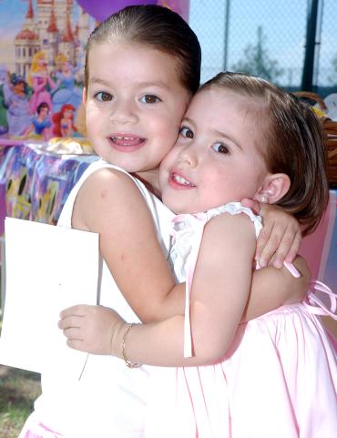 17052006 
Lucía junto a su amiguita Sofía Martínez