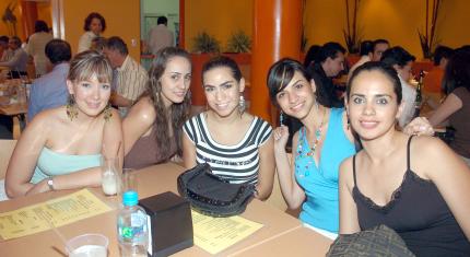 17052006 
Jaqui Montes, Claudia Flores, Alejandra Soltero, Cecy Murra y Angélica Valenzuela, captadas en reciente festejo.