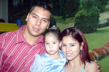 18052006 
Yosselin Paola Ochoa García acompañada por sus papás.