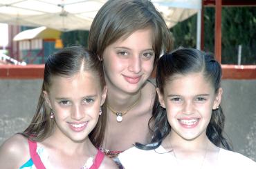 19052006 
Las hermanitas de Andrea, Mariana y Ana.