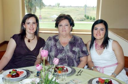 19052006 
Cristina del Río, Martha de Del Río y Martha de González, asistieron a la despedida de Elvia Meraz.
