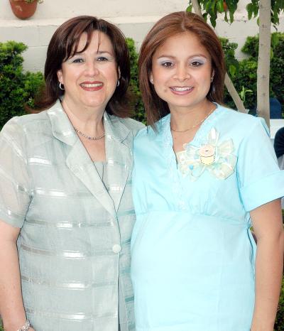 20052006
 Por el futuro nacimiento de su primer bebé, Daniela de Santiago de Quiroga disfrutó de una bonita fiesta de canastilla
