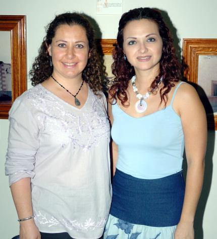 21052006 
Gretel  de la Peña y Mirna Mafud.