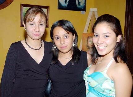 21052006 
Saray Flores, Ale Bermudez y Julia Galván.