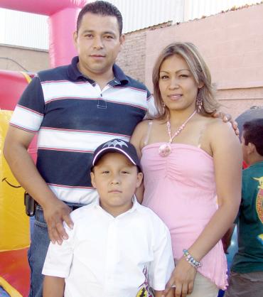 21052006 
Francisco Azael Alemán Vázquez acompañado por sus papás, Francisco A. Alemán y nadia Vázquez de A., en su fiesta de cumpleaños