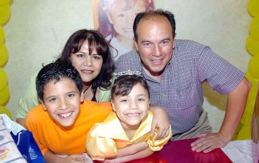 21052006 
Mónica Gutiérrez Valdez celebró su sexto cumpleaños con una divertida fiesta que le organizaron sus papás, Raúl Gutiérrez y Cinthia Valdez de Gutiérrez y su hermanito Raúl