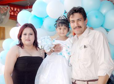 21052006 
Sofía Daniela Montoya Soto junto a sus papás, Rosa María Soto de Montoya y Jesús Montoya Hernández.