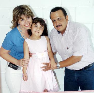21052006 
Sofía Jiménez Miranda cumplió cinco años de vida y sus papás, Mónica Miranda de Jiménez y Leopoldo Jiménez Mercado, la festejaron con una piñata.