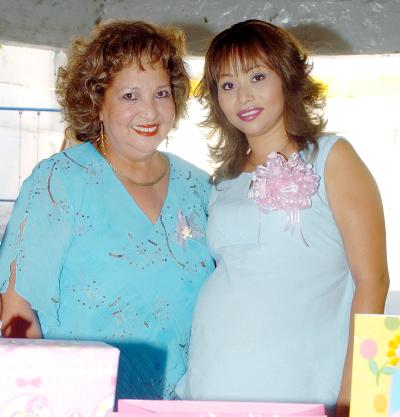24052006 
Érika Ramírez de Sánchez en compañía de Lorenza Vitela de Sánchez.
