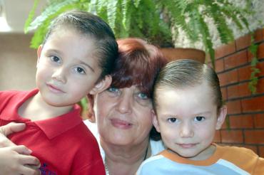 24052006
Sebastián junto a su hermano Rodrigo y su abuelita Concepción Hernández.