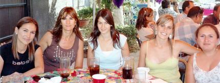 24052006 
Sandra de Fernández Abusaid, Lulú de Peña, Ana Lucía Peña ABusaid, Irene de Fernández Abusaid y Betty de García.