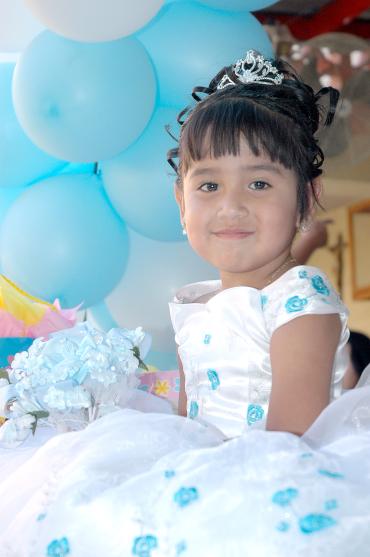 27052006 
Con un divertido convivio, Sofía Daniela Montoya Soto fue festejada por sus papás.
