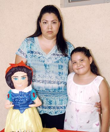 27052006 
Escarlet Reynoso de Léon cumplió siete años y su mamá, Patricia de León Olivares, le ofreció una merienda.