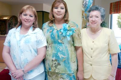 28052006 
Mónica Gifelle de Rodríguez, junto a las organizadoras de su fiesta de canastilla.