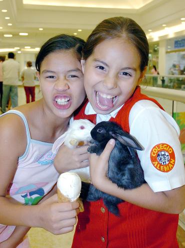 28052006 
Cassandra Valdés y Miroslava Carrillo.