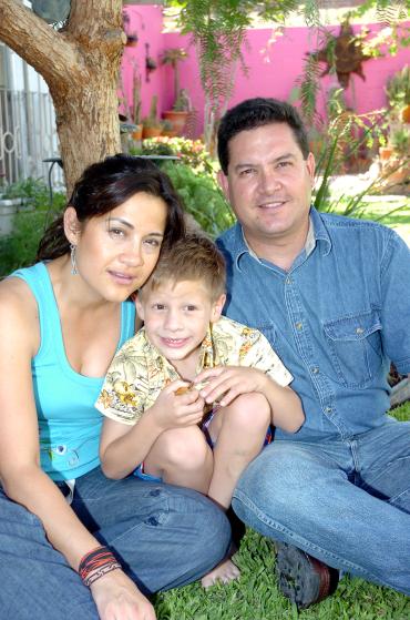 28052006 
Ciro Zarzosa de Domínguez junto a sus papás, Ciro y Mary.