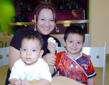 28052006 
Esperanza de León con sus hijos Benjamín y Fernando.