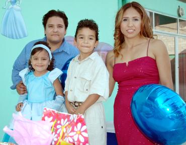 28052006 
Frida Sofía García Vázquez cumplió tres años de vida y los celebró junto a su familia.