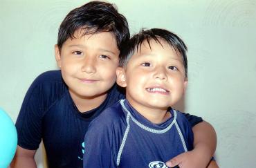 28052006 
José Emiliano junto a su hermanito, Luis André.